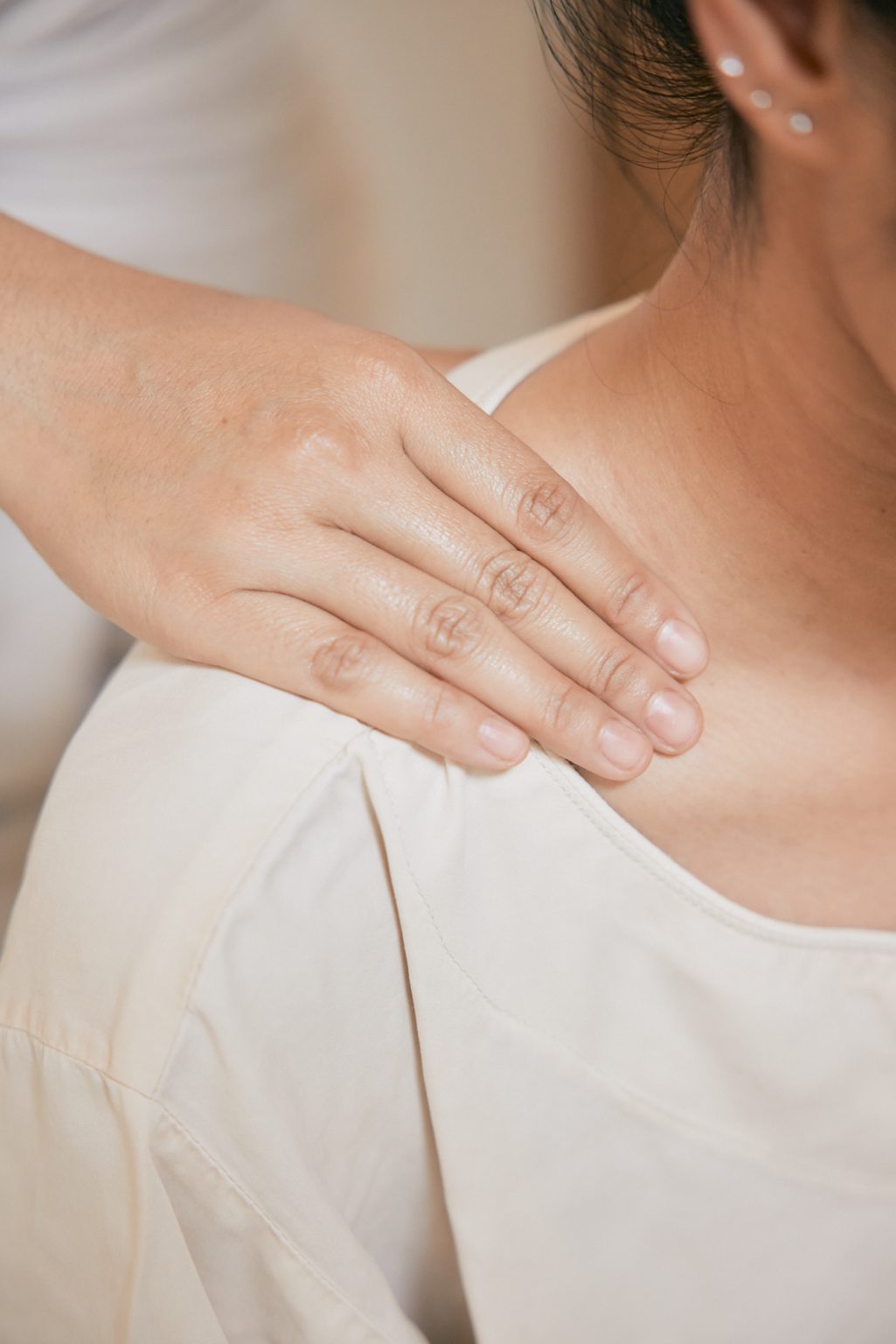 HEAD & SHOULDER MASSAGE White Wood Green White Wood Green