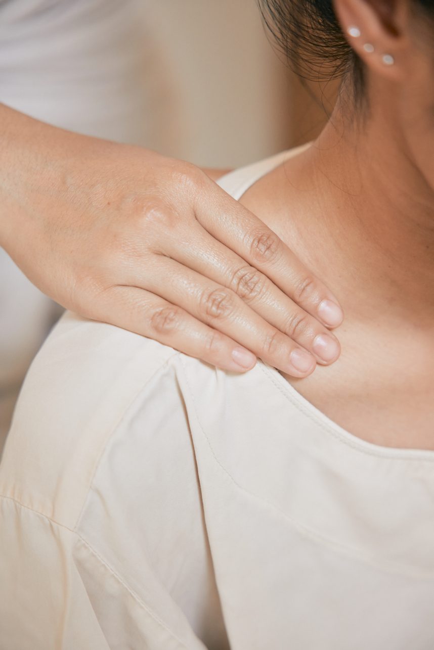 HEAD & SHOULDER MASSAGE White Wood Green White Wood Green